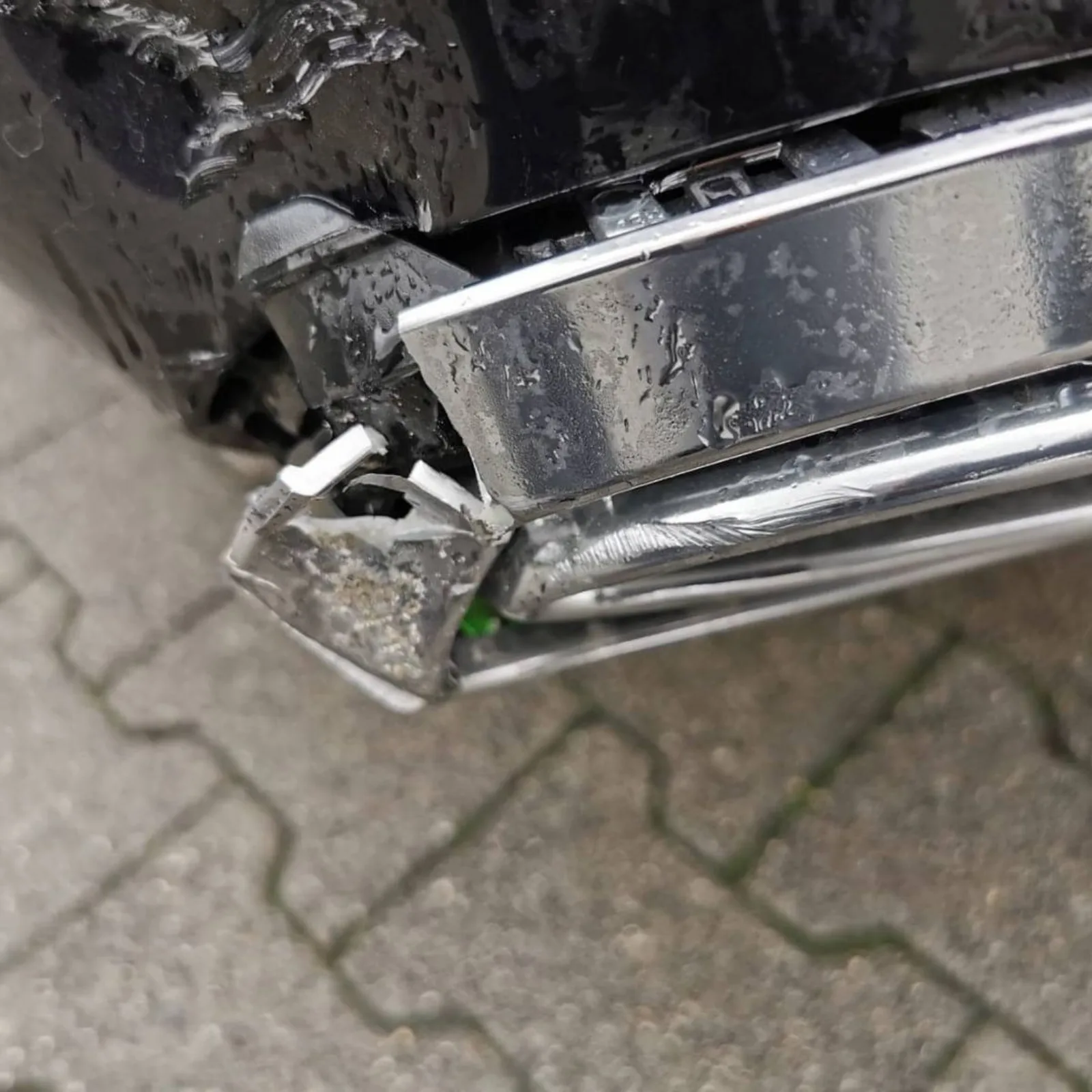 Beschädigte Stoßstange vor der Reparatur